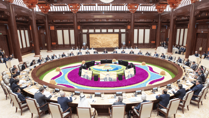 说明: 习近平主持第二届“一带一路”国际合作高峰论坛圆桌峰会并致辞